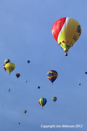 Amazing sight as the hot air balloons head into the distance.